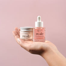 画像をギャラリービューアに読み込む, hands holding face elixir and face cream

